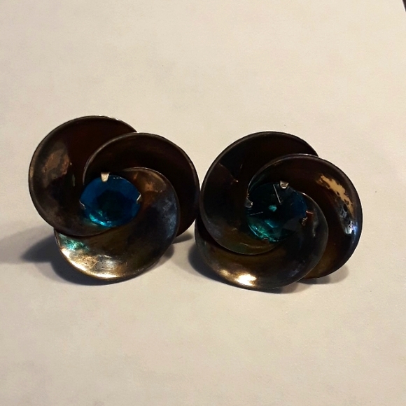 Vintage Handmade Pewter Look (Silver Plated) Screw Back Earrings - Picture 4 of 11